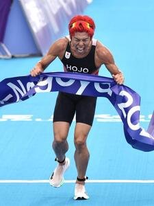 アジア大会トライアスロン男子で優勝し喜びを爆発させる北條巧。日本勢金メダル1号となった(撮影･宮地輝)
