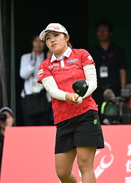 1番、ティーショットを打つ古江彩佳(撮影･和賀正仁)