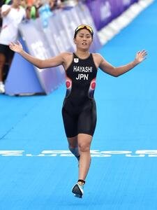トライアスロン　3位でゴールする林愛望(撮影･宮地輝)