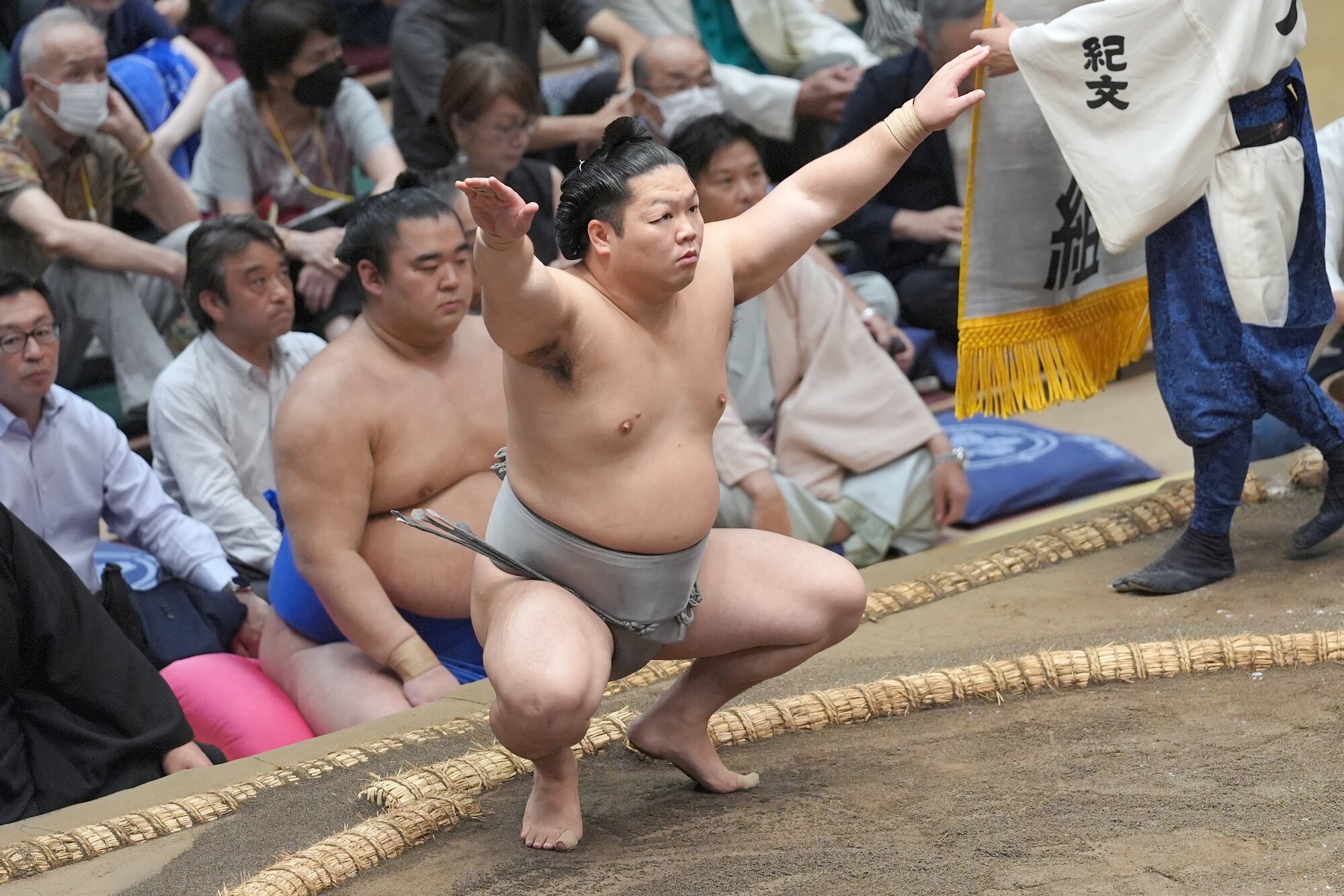 大相撲秋場所3日目、寿之富士との対戦に臨む朝翠龍=惠原弘太郎撮影