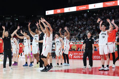 バスケットボール男子準決勝　日本対中国　中国に勝利し、決勝進出を決めあいさつする選手たち(2026年9月18日撮影)