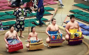 新序出世披露を行う力士たち(撮影･中島郁夫)