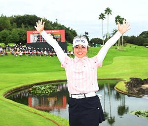 ヒーローインタビュー後、バンザイする佐久間朱莉(撮影･和賀正仁)