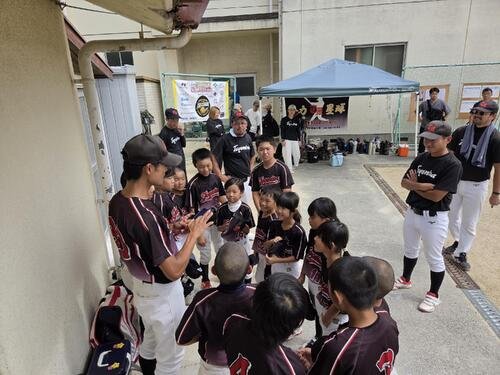 ｢今岡真訪杯なにわキッズソフトボール大会｣に参加した1次予選突破の｢豊里南連合子ども会｣は阿部尚斗監督を中心に笑顔で反省会(撮影･寺尾博和)