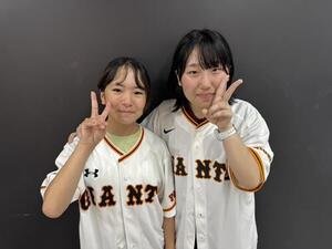 イニング間の名物イベント｢すしレース｣で｢タマゴ｣で1着フィニッシュした持丸陽菜さん(左)と｢コハダ｣で2着も年間チャンピオンとなった川久保悠衣さん(右)
