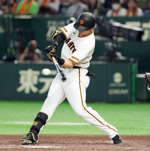 巨人対ヤクルト　7回裏巨人2死満塁、2点適時二塁打を放つ泉口友汰(撮影･たえ見朱実)