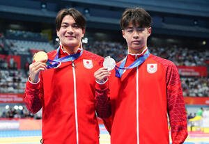男子200メートル個人メドレー決勝　金メダルの松下知之(左)と銀メダルの小島夢貴は笑顔で写真に納まる(撮影･鈴木みどり)