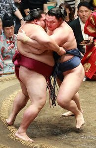 御嶽海(左)を追い詰める寿之富士(撮影･中島郁夫)