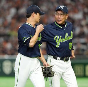 巨人対ヤクルト　6回裏巨人2死一、三塁、降板した高橋奎二に声を掛ける池山隆寛監督(撮影･たえ見朱実)