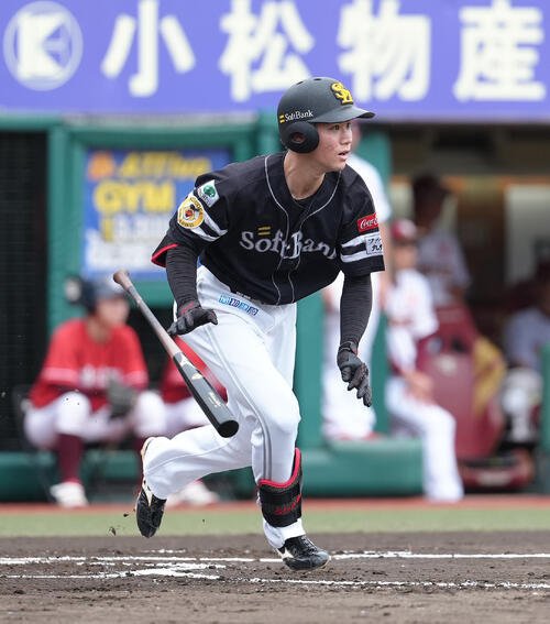 楽天対ソフトバンク　2回表ソフトバンク2死一、二塁、庄子雄大は先制2点適時三塁打を放つ(撮影･足立雅史)