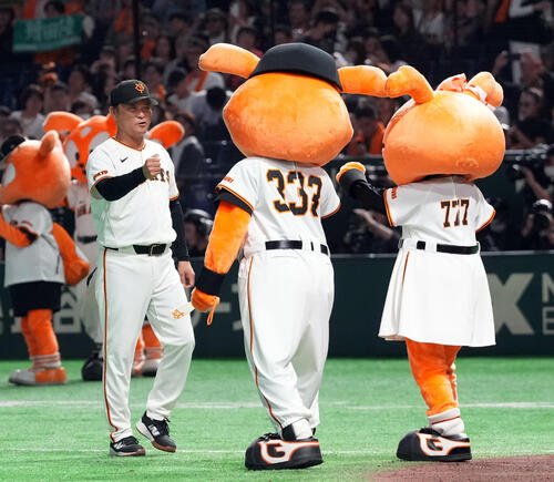 巨人対ヤクルト　ヤクルトに逆転勝利し笑顔を見せる巨人橋上秀樹監督(撮影･たえ見朱実)