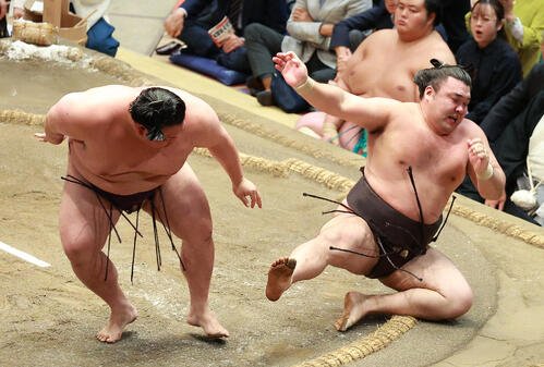 霧島(右)を押し倒しで破る美ノ海(撮影･中島郁夫)