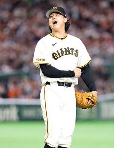 巨人対ヤクルト　8回表ヤクルトの攻撃を抑えた田中瑛斗は雄たけびを上げる(撮影･浅見桂子)