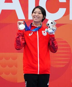 女子50メートル平泳ぎ決勝　銀メダルを獲得し、声援に応える鈴木聡美(撮影･鈴木みどり)