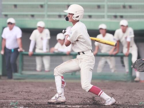 東奥義塾対八戸工大一　8回、1死満塁から右前に勝ち越し打を放つ東奥義塾･鎌田和畿内野手(撮影･高橋香奈)