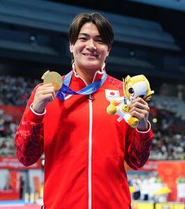 男子200メートル個人メドレー決勝　金メダルの松下知之は笑顔で写真に納まる(撮影･鈴木みどり)
