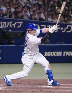 中日対広島　3回裏中日1死一、二塁、3点本塁打を放つ細川成也(撮影･森本幸一)