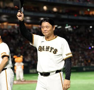 巨人対ヤクルト　3連勝し、笑顔でスタンドにあいさつする巨人橋上秀樹監督代行(撮影･浅見桂子)