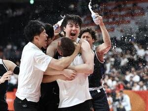 日本対韓国　優勝し喜びを爆発させる韓国イ･ヒョンジュンら(撮影･宮地輝)