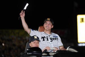 阪神対DeNA DeNAに勝利し、ファンの声援に応える阪神元山飛優(撮影･前田充)