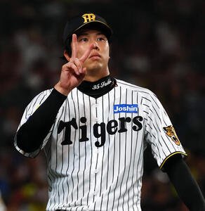 阪神対DeNA 4回裏、ベンチ前で指を2本立ててキャッチボールする阪神才木浩人(撮影･加藤哉)