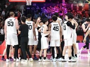 日本対韓国　韓国に敗れ準優勝となりあいさつする吉本泰輔監督(中央)(撮影･宮地輝)