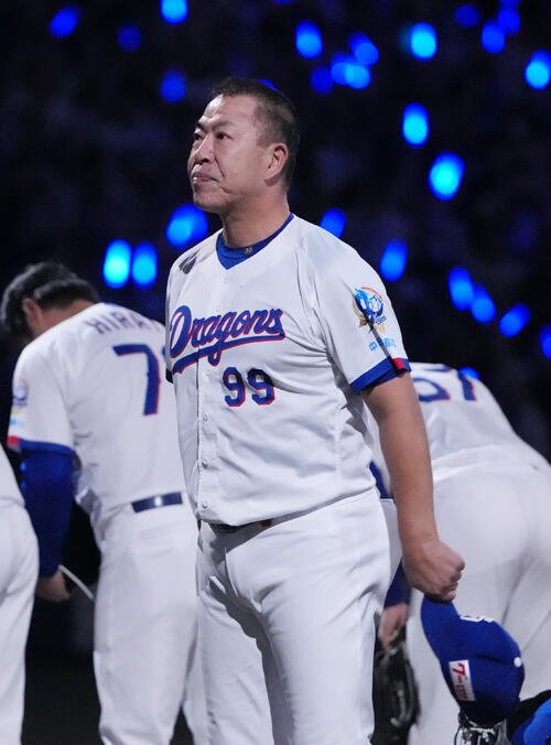 中日対広島　試合終了、スタンドの観客にあいさつをする井上一樹監督(撮影･森本幸一)