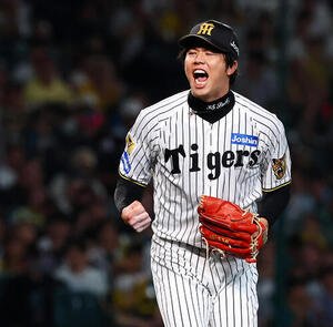 阪神対DeNA 4回表DeNA2死一、三塁、才木浩人は代打ヘラル･エンカーナシオンを三振に仕留め気迫のガッツポーズ(撮影･加藤哉)