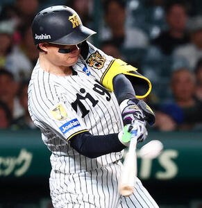 阪神対DeNA 8回裏阪神無死、森下翔太は中越えソロ本塁打を放つ(撮影･加藤哉)