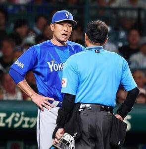 阪神対DeNA 3回裏阪神2死二、三塁、前川右京の死球について名幸一明球審に確認する相川亮二監督(撮影･加藤哉)