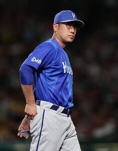 阪神対DeNA 3回裏阪神2死一、二塁、投手交代を告げた相川亮二監督(撮影･前田充)