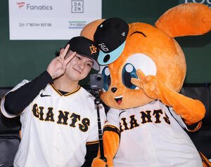 巨人対ヤクルト　ヒーローインタビュー前、キッズジャビットと笑顔で記念撮影する巨人田中瑛斗(撮影･浅見桂子)