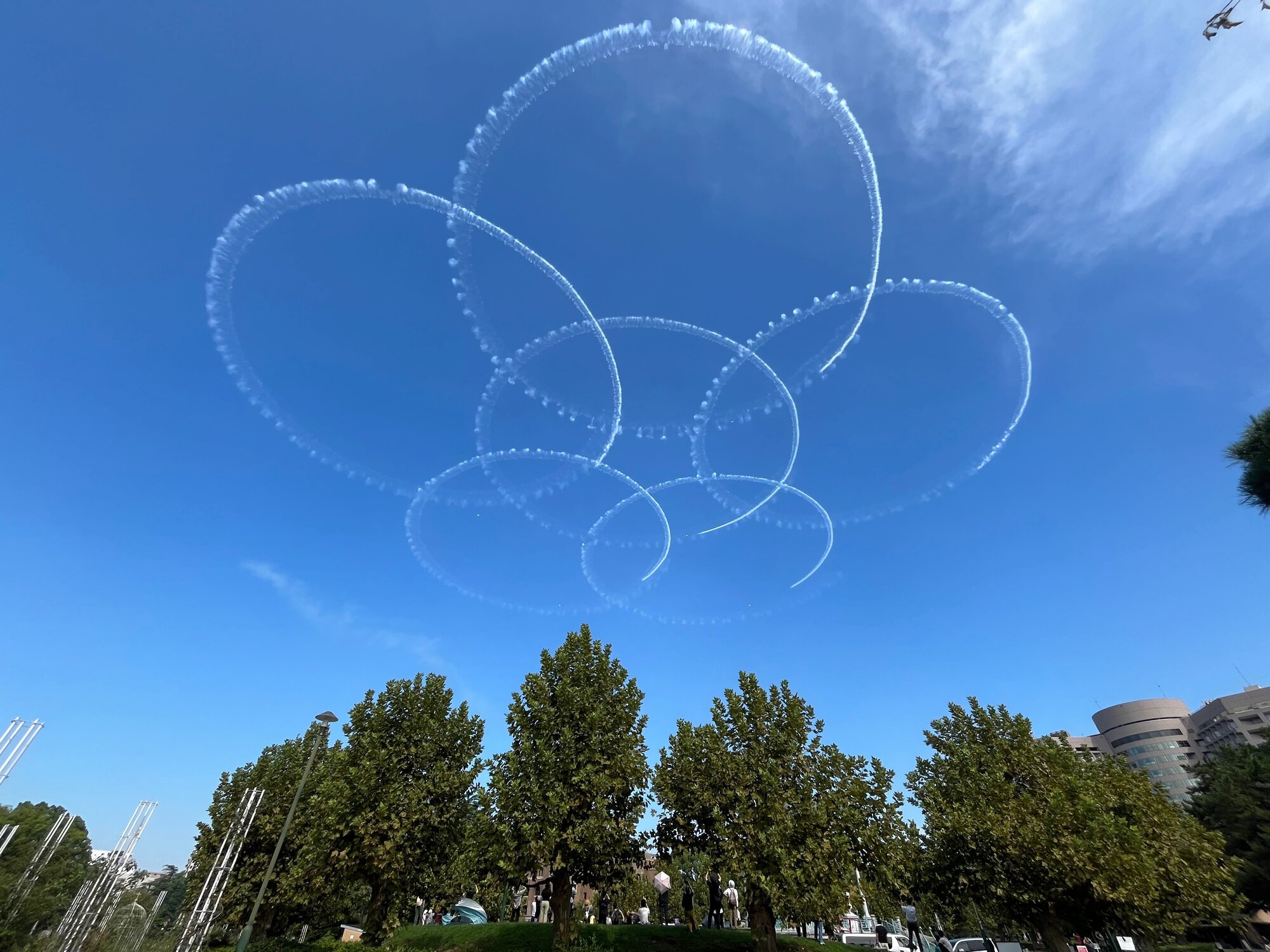 青空に輪を描くブルーインパルス=2026年9月19日午前9時32分、名古屋市昭和区の鶴舞公園、溝脇正撮影
