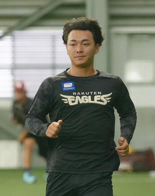 楽天対ソフトバンク　室内で調整する楽天藤原聡大(撮影･足立雅史)