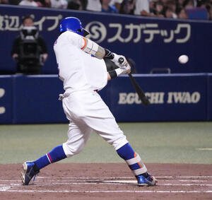 中日対広島　4回裏中日1死、本塁打を放つ村松開人(撮影･森本幸一)