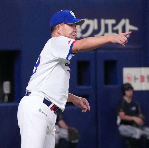 中日対広島　6回裏中日1死満塁、選手交代を告げる井上一樹監督(撮影･森本幸一)