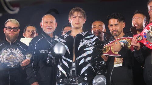 東洋太平洋、WBOアジア･パシフィック、日本ウエルター級王座を統一した佐々木尽(中央)