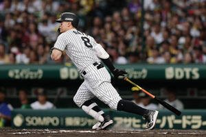 阪神対DeNA 9回裏阪神無死、中前打を放つ佐藤輝明(撮影･前田充)