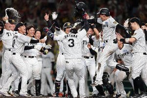 阪神対DeNA 11回裏阪神1死、サヨナラ本塁打を放った大山悠輔を歓喜の輪で迎える阪神の選手たち(撮影･前田充)