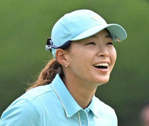 1番、第2打をピンそばに打ち、笑顔を見せる渋野日向子(撮影･和賀正仁)＃2026年9月19日、新南愛知カントリークラブ美浜コース　住友生命　住友生命Vitalityレディス東海クラシック　2日目