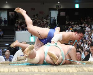 琴桜(下)を上手投げで破る藤ノ川(撮影･河田真司)