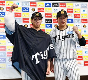 阪神対DeNA　ヒーローインタビューを終え記念写真に納まる阪神工藤泰成(左)と大山悠輔(撮影･加藤哉)