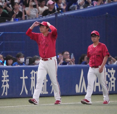 中日対広島　試合終了、広島新井貴浩監督(左)はスタンドにあいさつを行い引き揚げる(撮影･森本幸一)