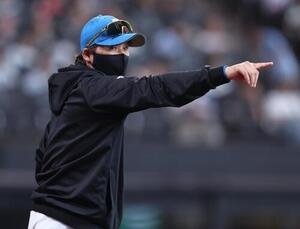 日本ハム対オリックス　選手に指示を出す新庄剛志監督(撮影･黒川智章)