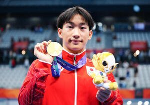 男子100メートル平泳ぎ決勝　金メダルを獲得し、写真に納まる大橋信(撮影･鈴木みどり)