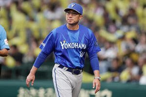 阪神対DeNA 7回表を終え、選手交代を告げたDeNA相川亮二監督(撮影･前田充)