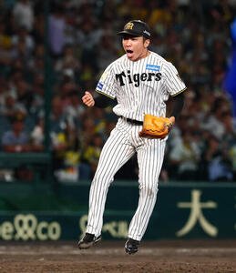 阪神対DeNA 11回表DeNA2死一、二塁、石井大智は度会隆輝を三振に仕留めガッツポーズする(撮影･加藤哉)