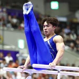平行棒の演技に臨む岡慎之助(撮影･宮地輝)