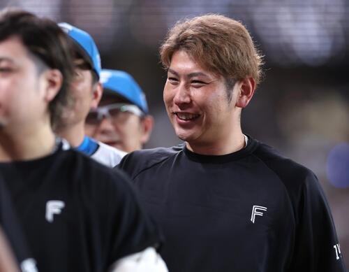 日本ハム対オリックス　試合後、笑顔の加藤貴之(撮影･黒川智章)
