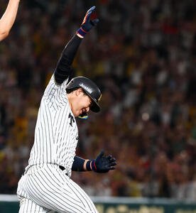 阪神対DeNA 11回裏阪神1死、大山悠輔は左越えサヨナラソロ本塁打を放ちダイヤモンドを1周する(撮影･加藤哉)